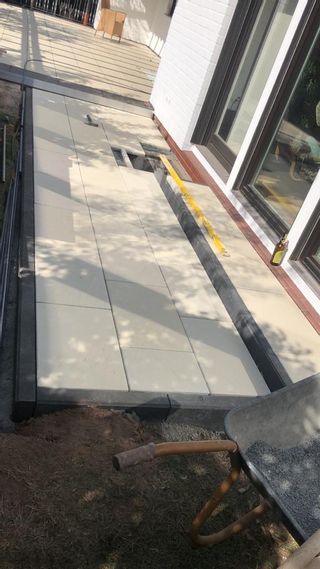 Weiße Terrasse wird verlegt.