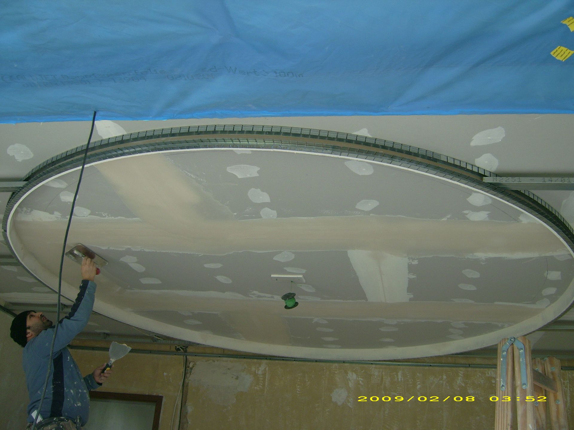 Decken und Rigis Arbeiten mit blauer Plane