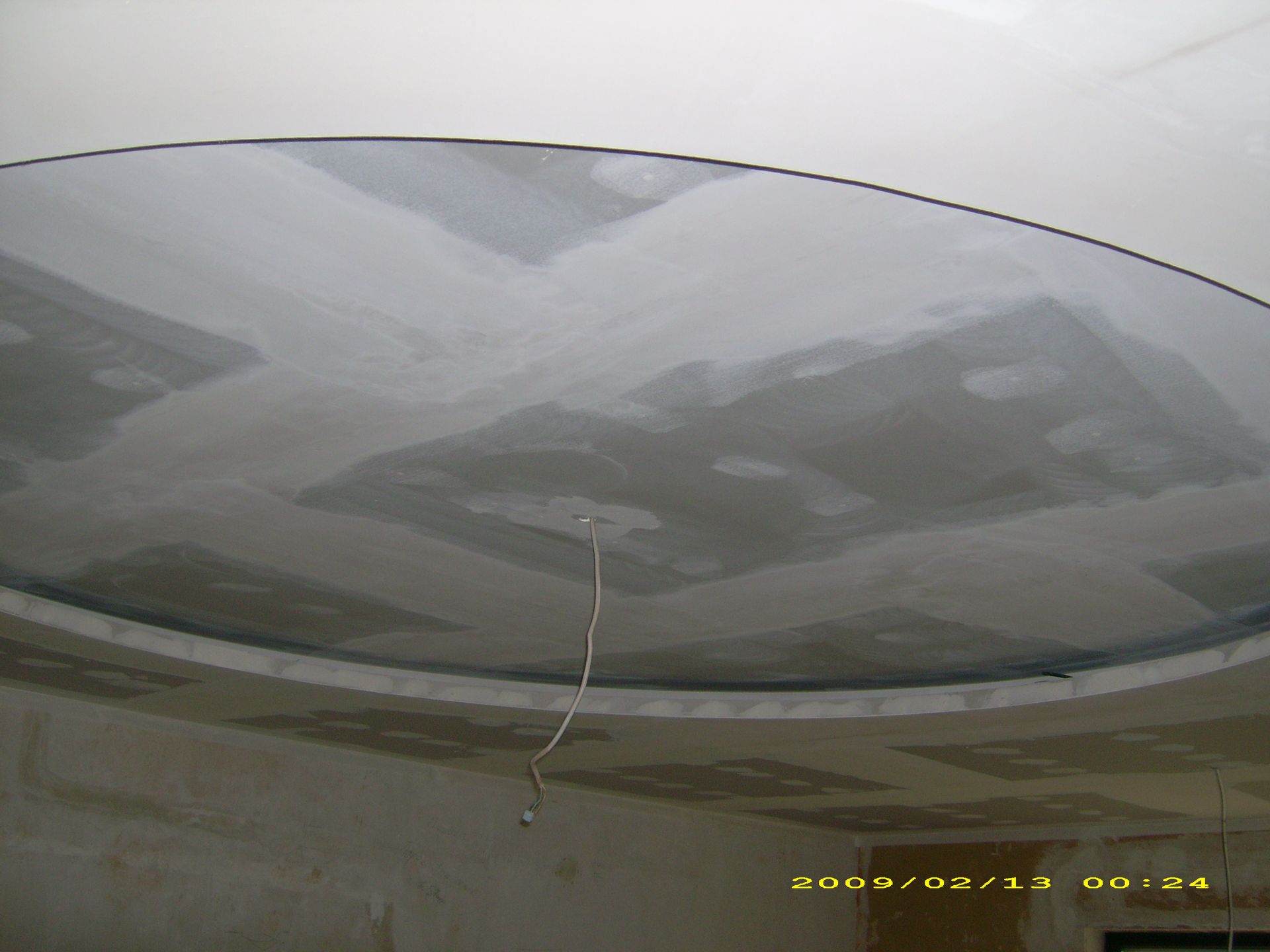 Deckenaushöhlung sichtbar.