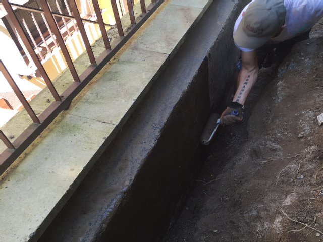 Bereich zur Abdichtung wird von Mitarbeiter beschichtet.