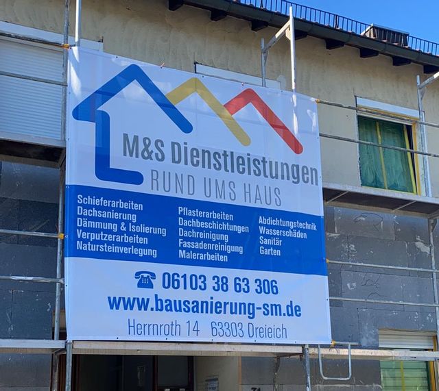 Fassade mit unserer Logoplane