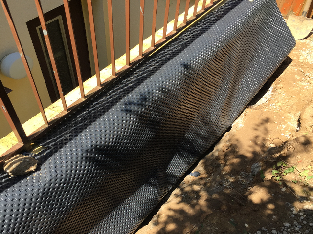 Eine Abdeckung wird verlegt.