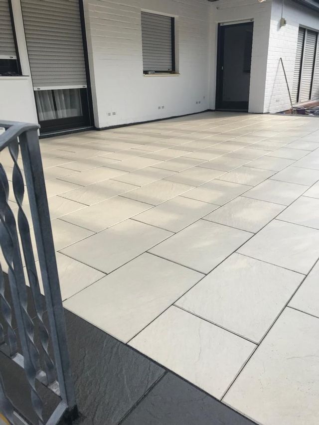Weiteres Bild der Terrassenverlegung.