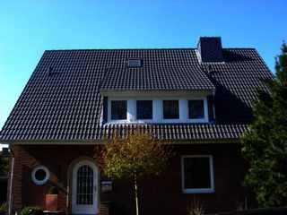 Frontansicht Haus mit saniertem Dach