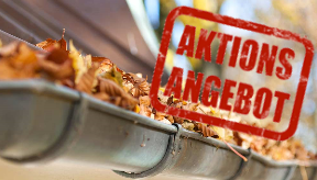 Dachrinne voller Laub mit Aktions Angebot Stempel