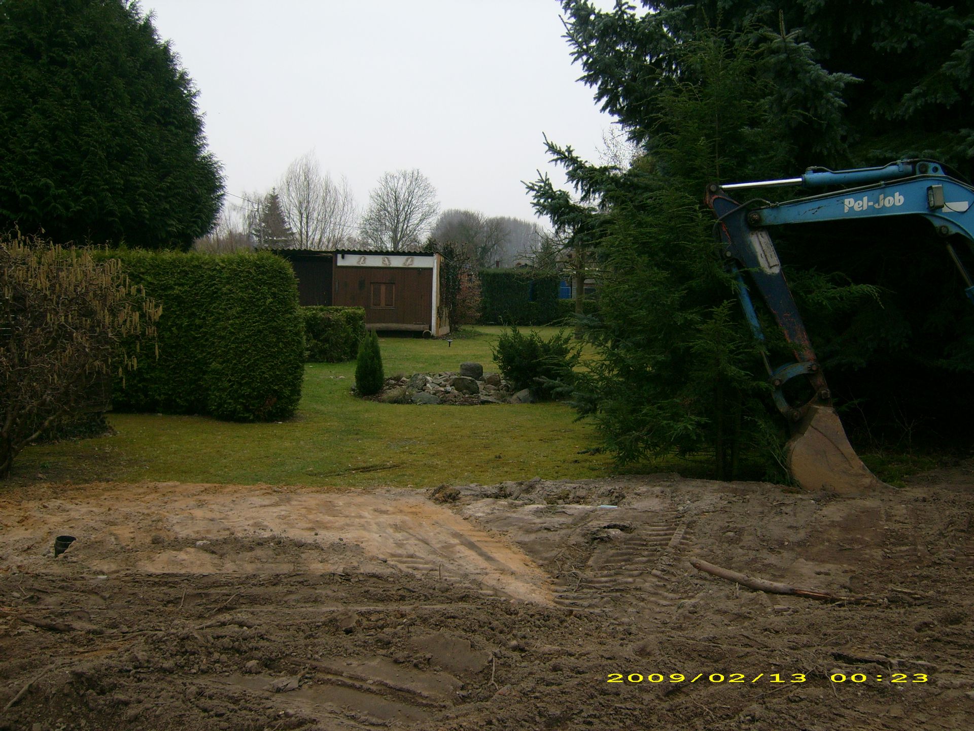 Bild vom Garten mit blauem Traktor.