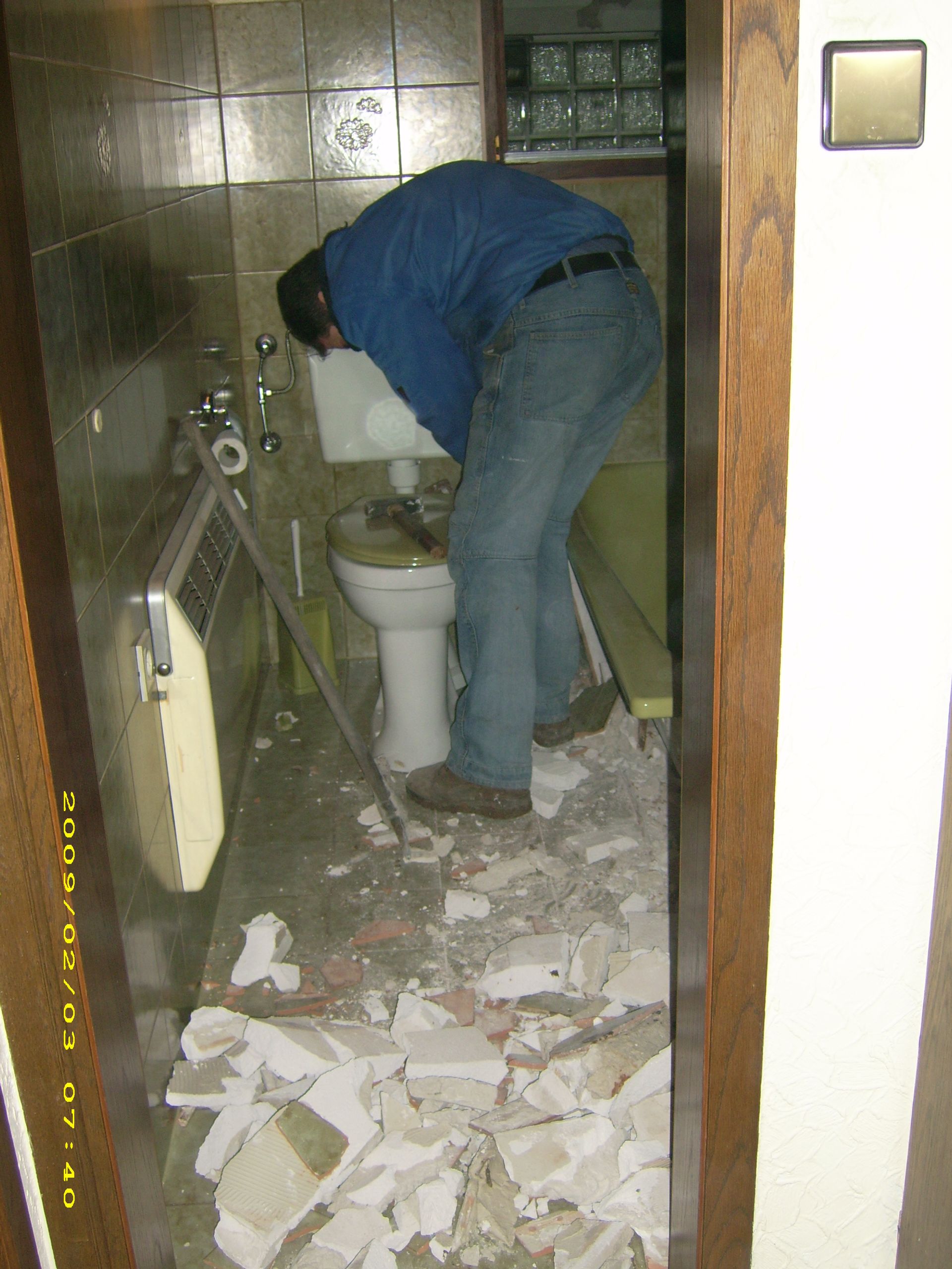 Mitarbeiter bei Badsanierung.