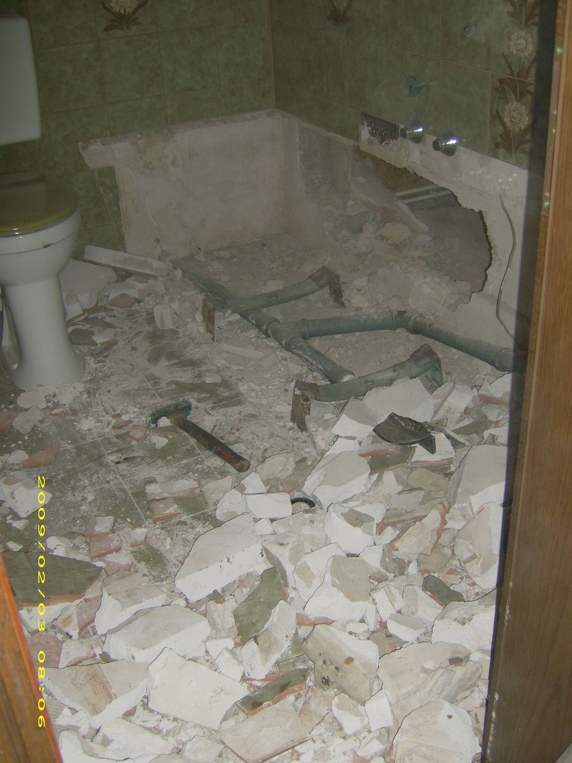 Weiterer Einblick in die Badsanierung, entferntes Bad ist sichtbar.