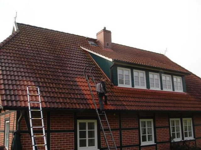 Ein Bild eines Zwischenstands bei einer Dachreinigung