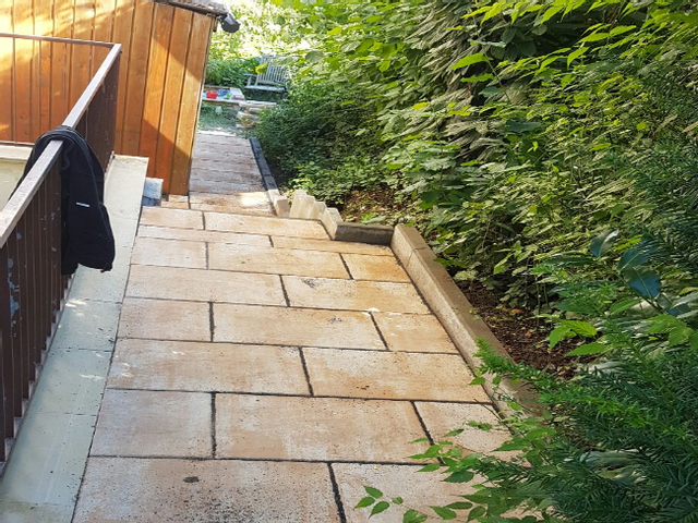 Weiterer Blickwinkel auf die Steintreppe