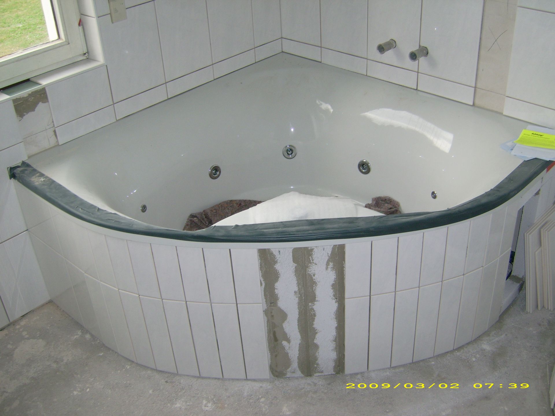 Neuaufbau der Badewanne sichtbar.